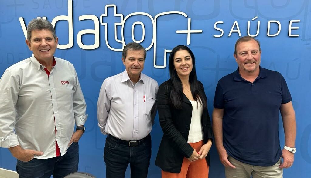 Claudio Pardal (CORPe Saúde), Enidelcio Sartori e Juliana Álvares (Vida Top Saúde), e Dirceu Canal (CORPe Saúde)