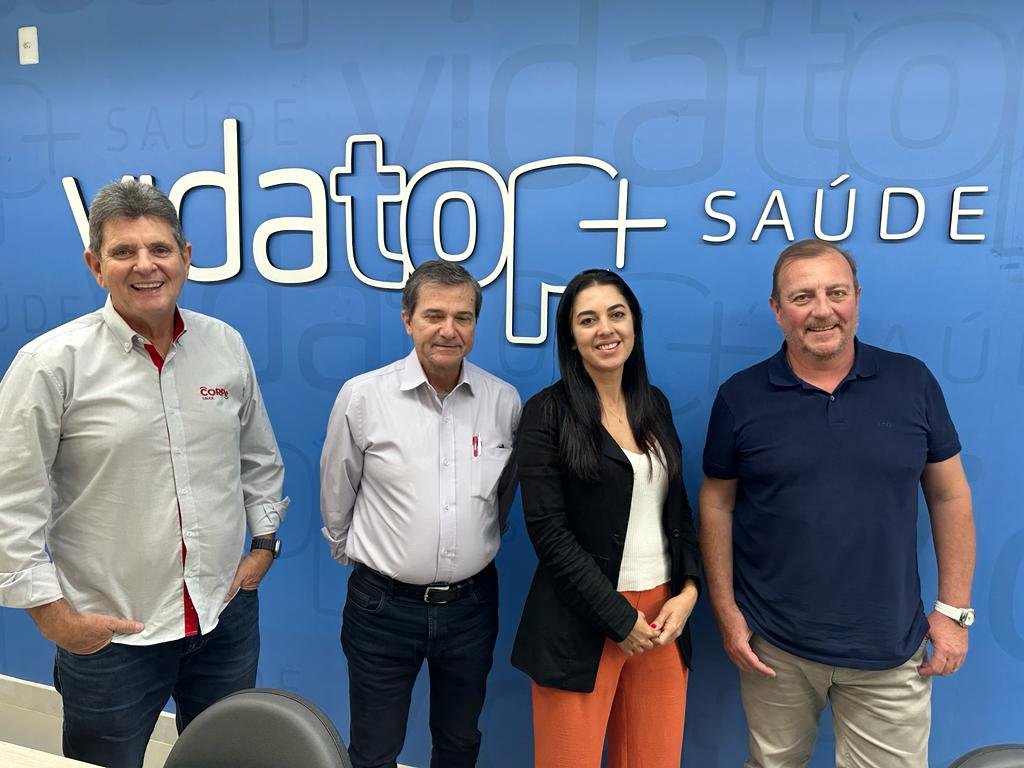 Claudio Pardal (CORPe Saúde), Enidelcio Sartori e Juliana Álvares (Vida Top Saúde), e Dirceu Canal (CORPe Saúde)