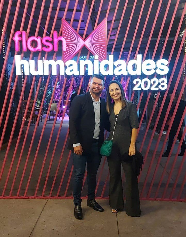 Ricardo Magna Muraroto, Analista de Marketing PL da Rodobens, e Monica Bebel, Gerente de Desenvolvimento da Rodobens, na cerimônia de premiação