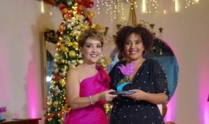 Cintia Santos, analista de estratégias comerciais da Akad recebe o prêmio