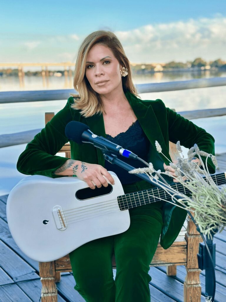 Nalanda Costa é cantora, compositora, empresária e educadora física.