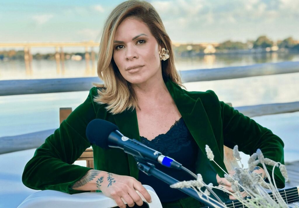 Nalanda Costa é cantora, compositora, empresária e educadora física.