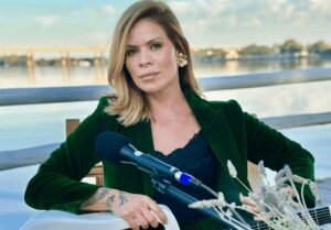 Nalanda Costa é cantora, compositora, empresária e educadora física.