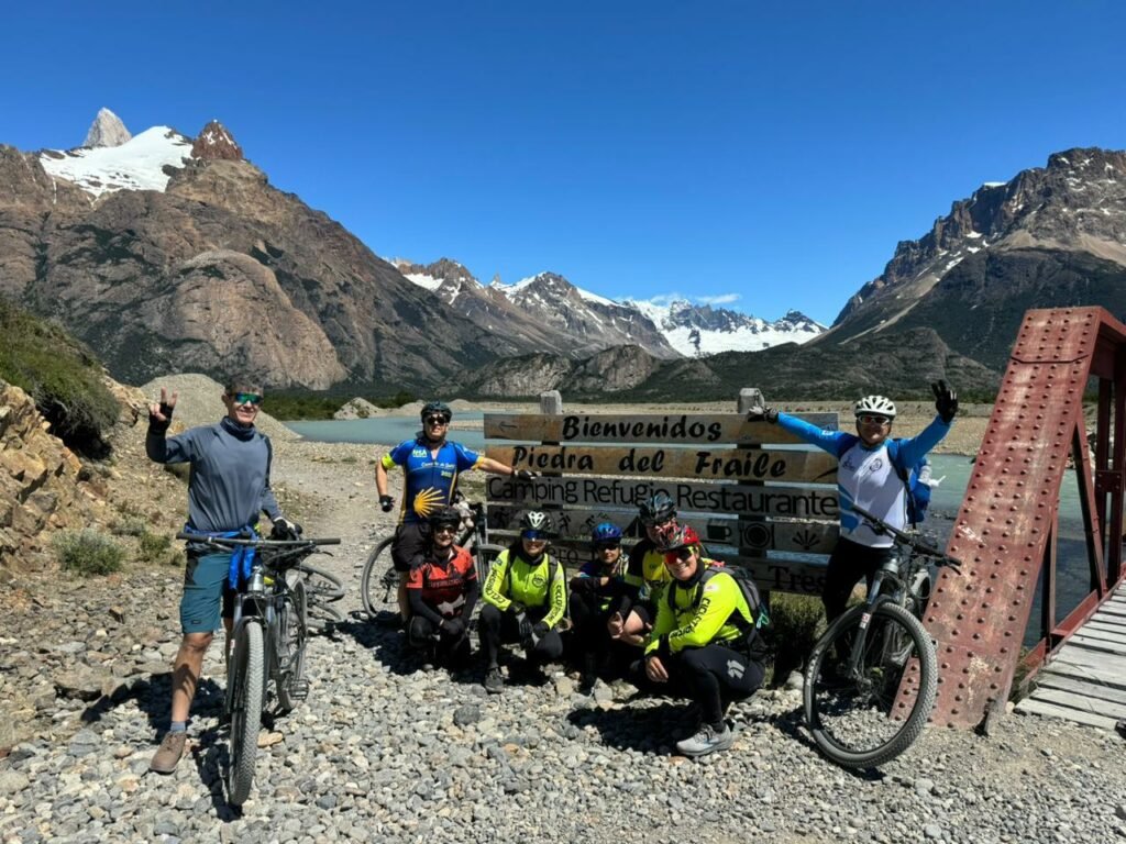Imagem: Luiz Morales, diretor da Lar Corretora de Seguros e grupo de cicloturismo