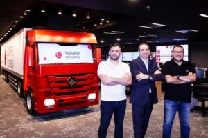 Vanderson Santos Gomes, Adailton Dias e Adriano Yonamine, na nova Central de Monitoramento da Sompo Seguros