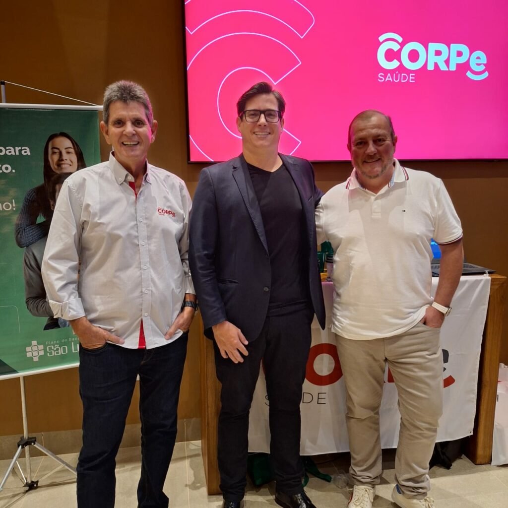 Cláudio Pardal (diretor Comercial da CORPe), Thiago Godinho (gerente de Mercado da operadora Plano de Saúde São Lucas) e Dirceu Canal (presidente da CORPe)