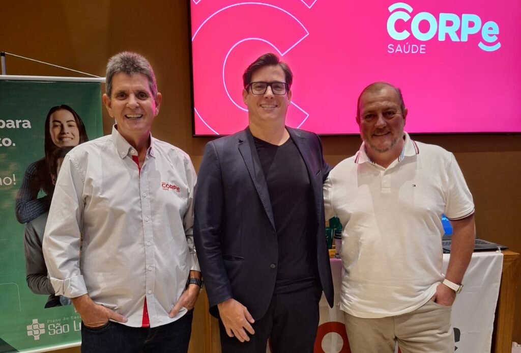 Cláudio Pardal (diretor Comercial da CORPe), Thiago Godinho (gerente de Mercado da operadora Plano de Saúde São Lucas) e Dirceu Canal (presidente da CORPe)