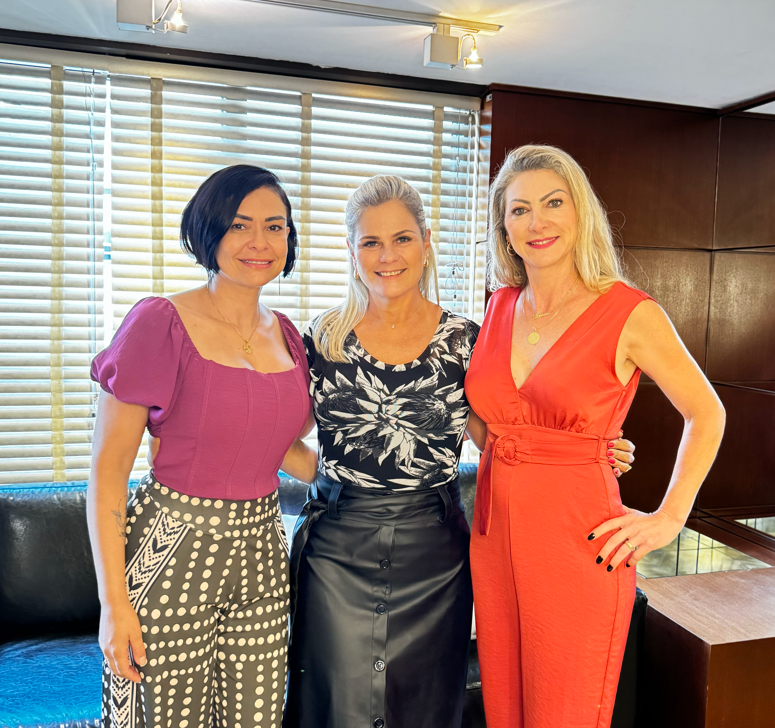 (E/D) Dra. Anselma Flávia, segurada; Alessandra Bavia, superintendente Comercial da Centauro Seguradora; e Adriana Godoy, corretora de seguros.