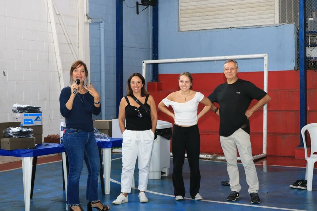 Denise Schalch (ao microfone) ao lado de sua sócia Debora Shalch