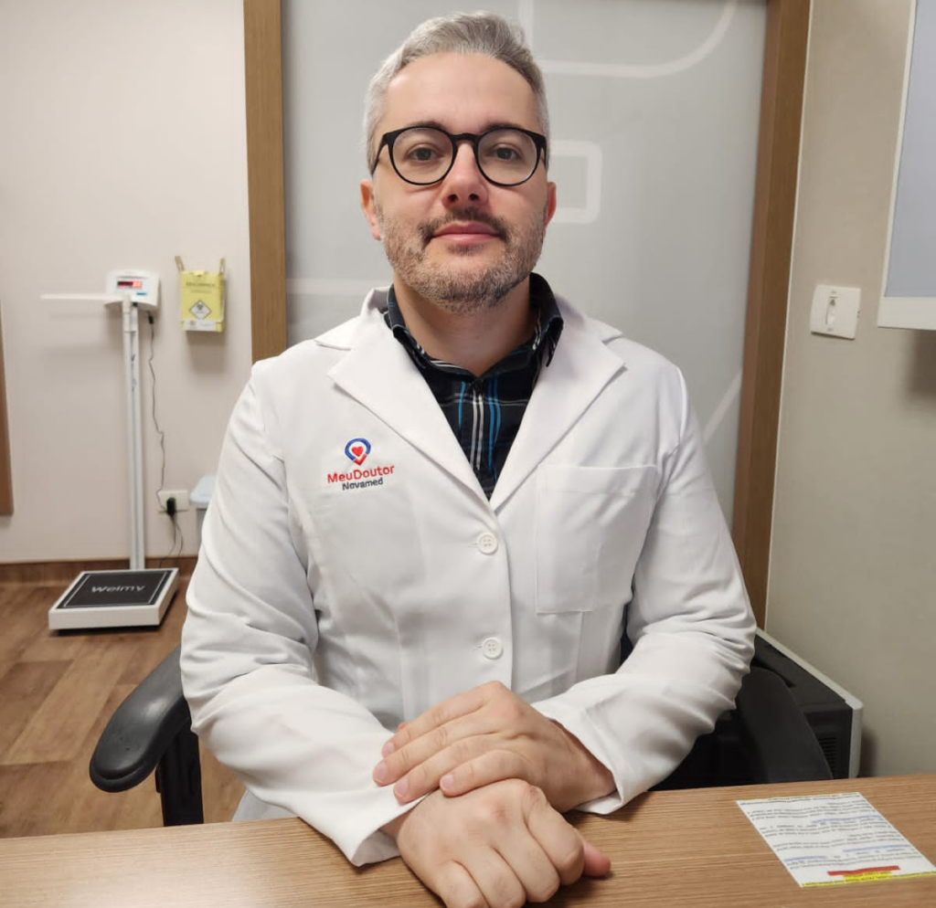 Dr. Cleyton Padilha, gastroenterologista da rede Meu Doutor Novamed