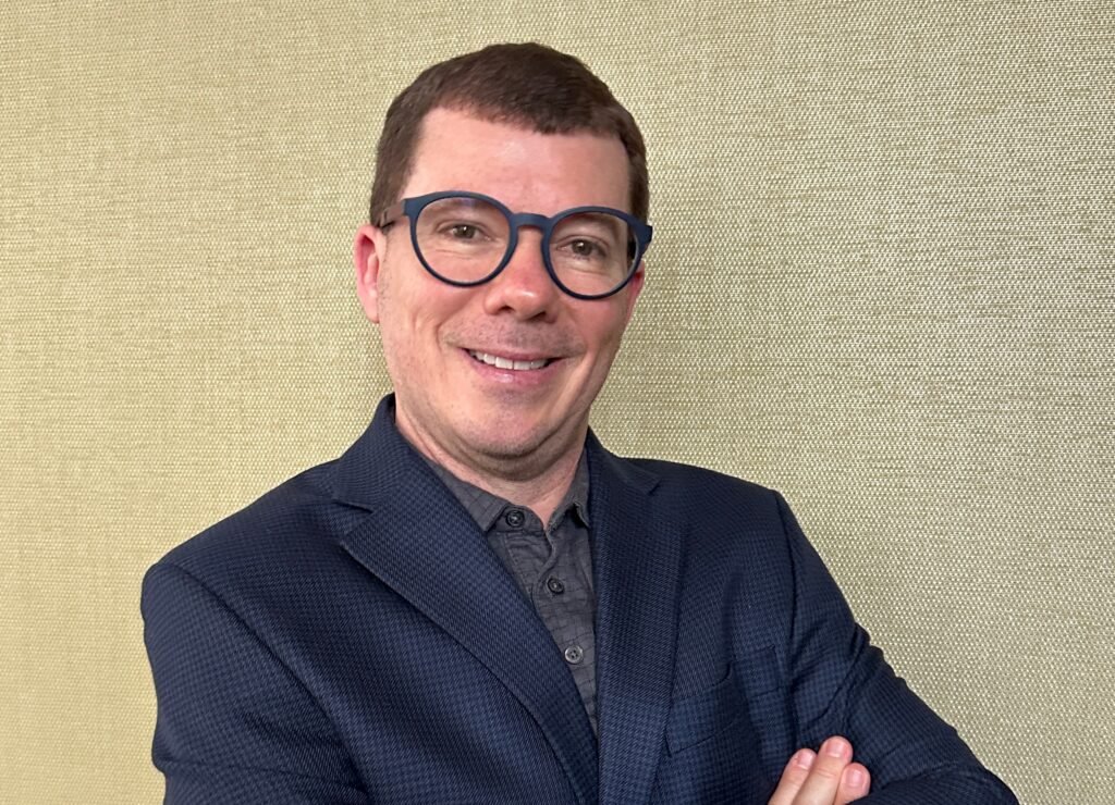 Dr. Éber Feltrim, especialista em gestão de negócios para a área da saúde e fundador da SIS Consultoria,