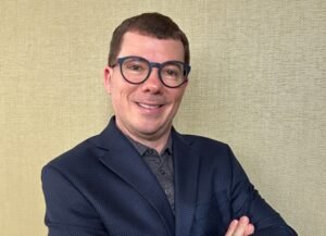 Dr. Éber Feltrim, especialista em gestão de negócios para a área da saúde e fundador da SIS Consultoria,
