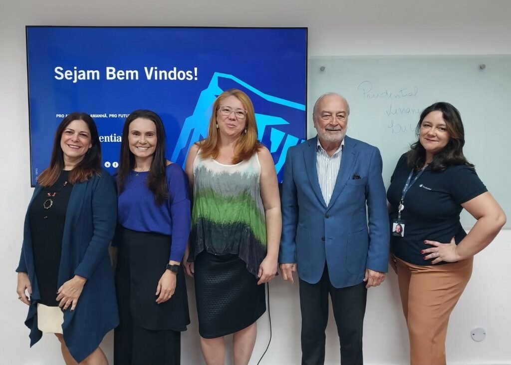 a esquerda para a direita: Sonia Marra, diretora adjunta do CVG-RJ; Viviane da Cruz, gerente de Parcerias Comerciais da Prudential; Jacqueline Sorensen, diretora adjunta do CVG-RJ; Enio Miraglia, diretor social do CVG-RJ e Luciana Gaspar, gerente de Parcerias Comerciais da Prudential. Foto: Divulgação