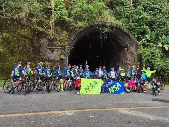 Luiz Morales em cicloviagem internacional com a NSA; Luiz Morales (à frente) e Leonardo Castelo Branco; Descida na Serra de Santos para comemorar aniversário de nove anos da empresa de cicloviagem.