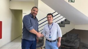 Esquerda - Cleber Machado - CEO da Autolife; direita - Anderson Bochoglonian - CEO da 3S Tecnologia