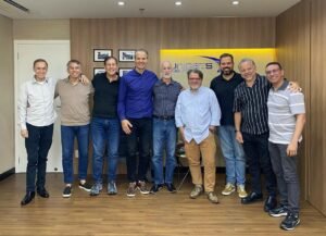 Foto: Corretores de seguros da SegPartners com CEO e representante Comercial da UIB – (E/D) Gerson Peres (Unigets), Reinaldo Lindo (Unigets), Paulo Rogério (CEO SegPartners), Roberto Aguiar (Unigets), Luiz Paladino (Comercial UIB), Lázaro Zani (CEO UIB), Alexandre Macedo (Unigets), Eduardo von Sucro (Technoseg), Fernando Piva (SBM).