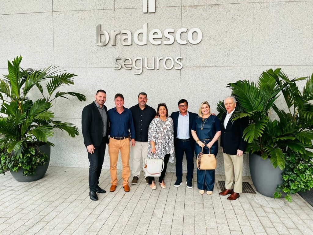 Da esquerda para direita: Saint'Clair Lima, presidente SindSeg RJ/ES; Sergio Carvalhaes de Brito, vice-presidente SindSeg RJ/ES; Marco Aurélio Marques, diretor financeiro CCS-RJ; Fátima Monteiro, presidente do CCS-RJ; Gilmar Pires, vice-presidente SindSeg RJ/ES; Dayse Magesti, diretora administrativa CCS-RJ e Ronaldo Vilela, diretor-executivo do SindSeg RJ/ES – Foto: Divulgação