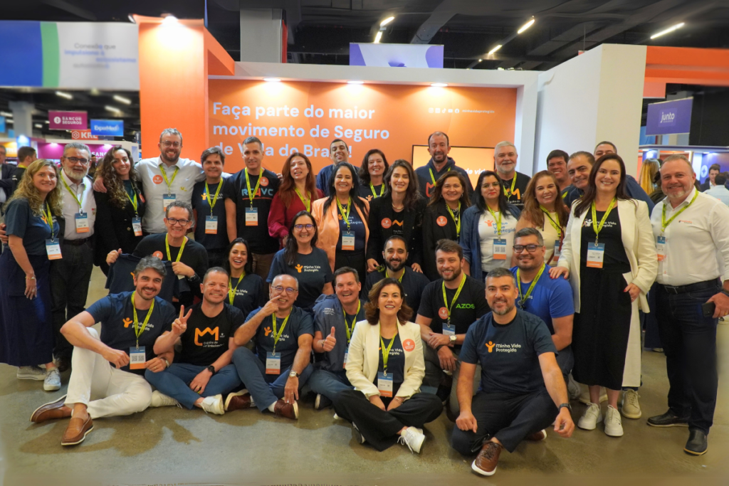 Foto: Alguns dos embaixadores no estande do MVP.