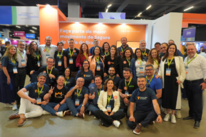 Foto: Alguns dos embaixadores no estande do MVP.
