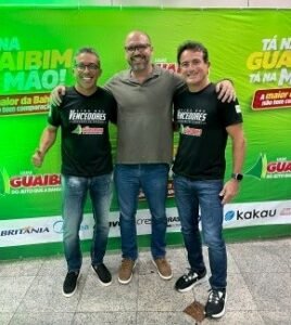 Foto: Da esquerda para a direita: Ramiro Queiroz Jr, Diretor Financeiro da Lojas Guaibim; Salomão Lacerda, Diretor Comercial da Kakau Seguros; Marcio Queiroz, Diretor Comercial da Lojas Guaibim