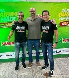 Foto: Da esquerda para a direita: Ramiro Queiroz Jr, Diretor Financeiro da Lojas Guaibim; Salomão Lacerda, Diretor Comercial da Kakau Seguros; Marcio Queiroz, Diretor Comercial da Lojas Guaibim