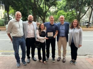 Foto: SegPartners e Suhai Seguradora: (E/D) Marcos Benvenuto, Johnny Mauricio, Mari Oliveira, Paulo Rogério dos Santos, Eduardo Grillo e Rosana Grande