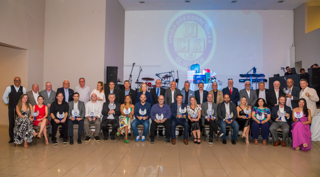 Parceiros recebem "troféu com asas" da UCS. (Crédito: Antranik Photos)