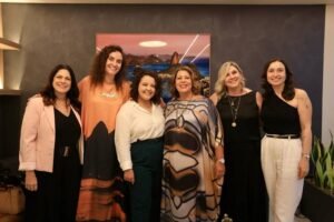 Da esquerda para a direita: Sonia Marra, presidente da Comissão da Mulher do CCS-RJ; Alessa, estilista e Conselheira de Moda da Prefeitura do Rio de Janeiro; Viviane Lines, especialista em maquiagem; Fátima Monteiro, presidente do CCS-RJ; Dayse Magesti, diretora administrativa do CCS-RJ e Bruna Nunes Magesti, nutricionista. Foto: Rafael Wallace