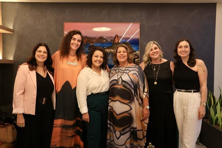 Da esquerda para a direita: Sonia Marra, presidente da Comissão da Mulher do CCS-RJ; Alessa, estilista e Conselheira de Moda da Prefeitura do Rio de Janeiro; Viviane Lines, especialista em maquiagem; Fátima Monteiro, presidente do CCS-RJ; Dayse Magesti, diretora administrativa do CCS-RJ e Bruna Nunes Magesti, nutricionista. Foto: Rafael Wallace