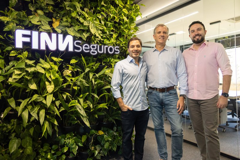 Da esquerda para direita: Rodrigo Gouveia (CEO da FINN Seguros), Thomaz Menezes (ao centro - CEO da It´sSeg Acrisure) e Marcelo Campilho (CTO da FINN Seguros).
