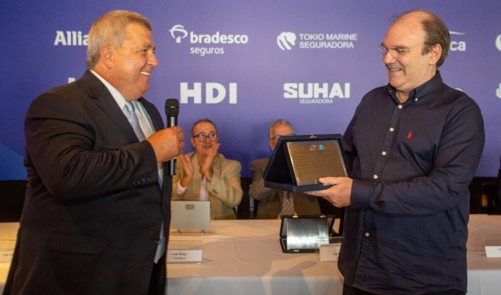 Foto: Luiz Philipe Baeta Neves(E), presidente da Aconseg-RJ e reitor da Universidade Aconseg e Wagner Attina (D), decano da Universidade,durante evento no Rio, em 2024 Foto: Rafael Wallace