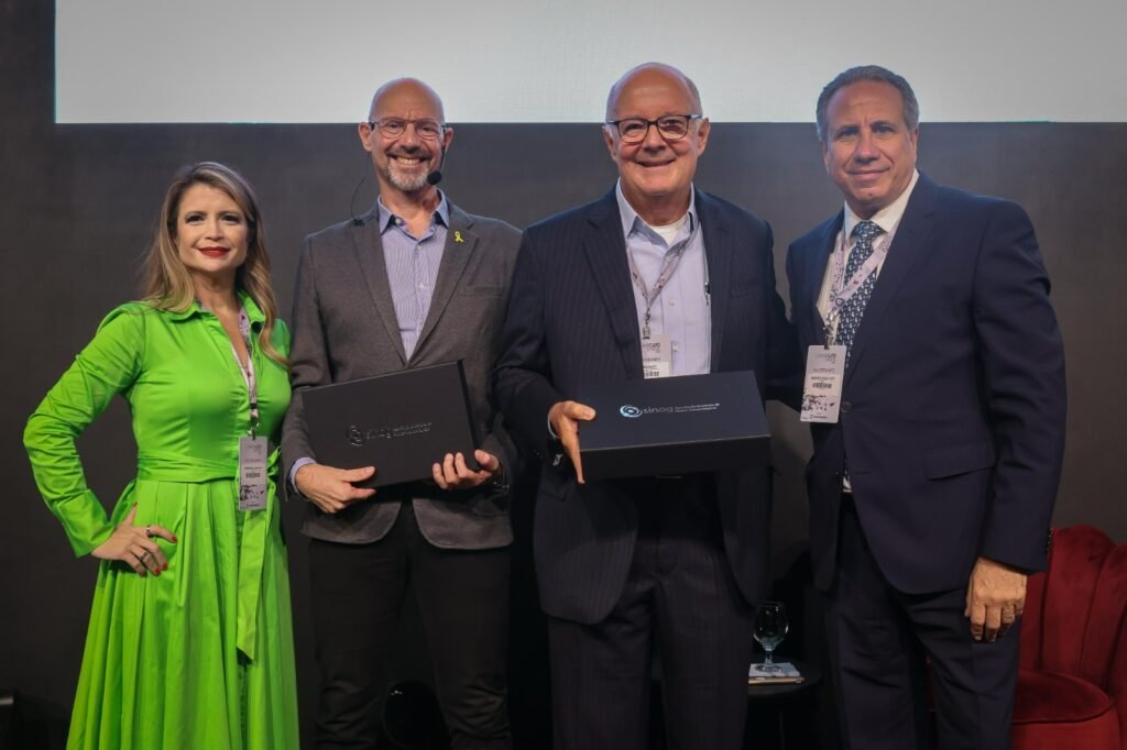 Foto: Dra Fernanda Ceneviva (Diretora Executiva da SINOG), Alexandre Schwartsman, (Economista, Consultor Especializado e Colunista da VEJA, Estado de SP , Radio CBN e TV Cultura), José Pacheco (Diretor Financeiro e de Relações com Investidores da Odontoprev) e Dr. Roberto Seme Cury (Presidente da SINOG)