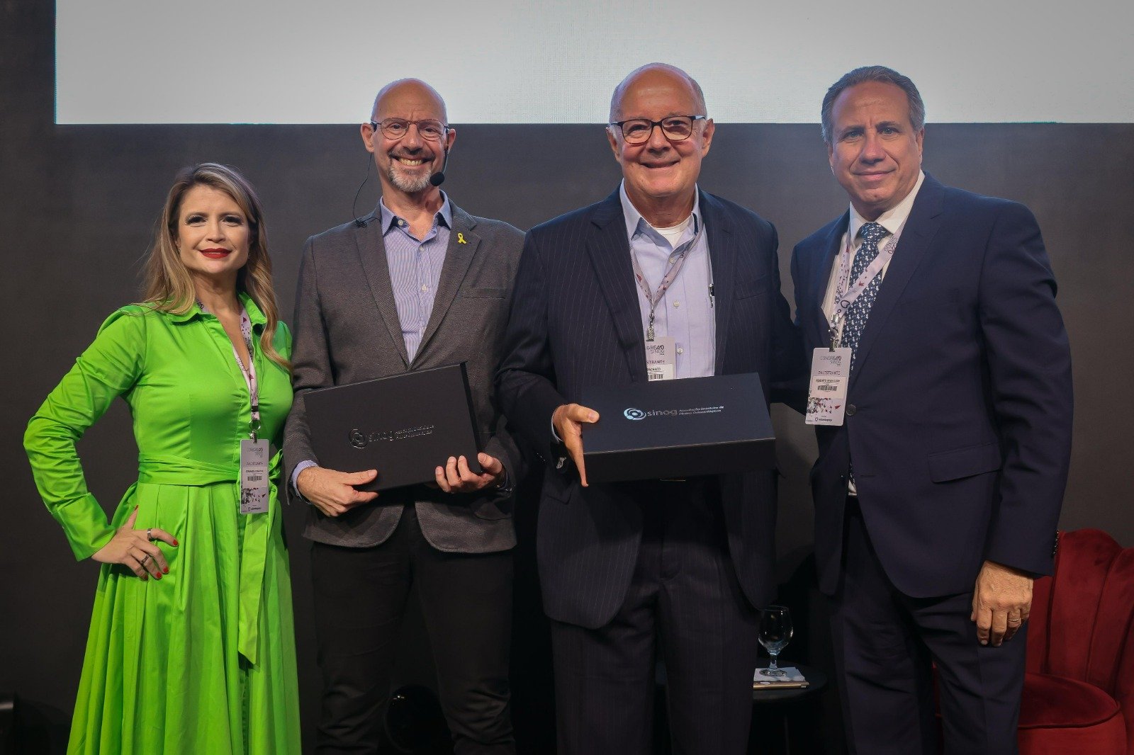 Foto: Dra Fernanda Ceneviva (Diretora Executiva da SINOG), Alexandre Schwartsman, (Economista, Consultor Especializado e Colunista da VEJA, Estado de SP , Radio CBN e TV Cultura), José Pacheco (Diretor Financeiro e de Relações com Investidores da Odontoprev) e Dr. Roberto Seme Cury (Presidente da SINOG)
