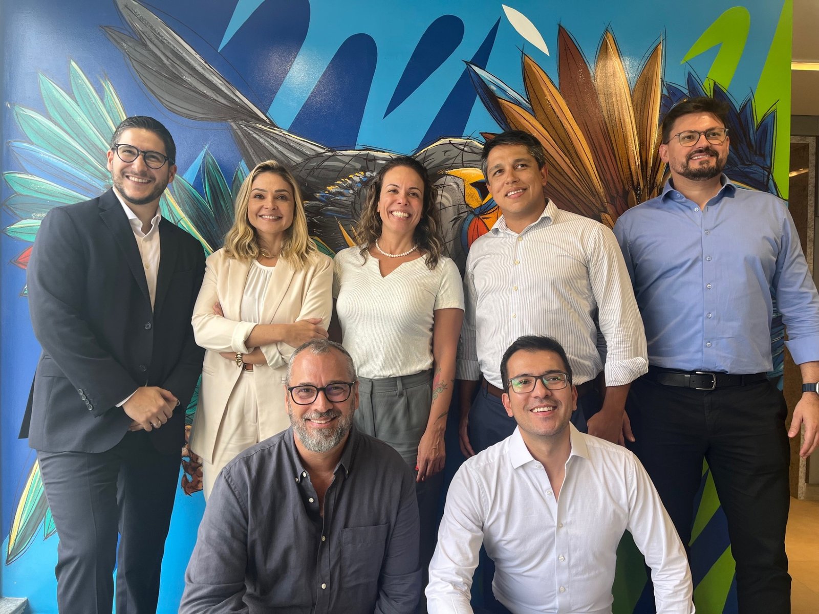 Comitê Executivo da Seguros Sura no Brasil: Da esquerda para a direita: Daniel Betancur – Vice-Presidente de Clientes, Canais e Acessos | Kelly Godoi - Diretora Jurídica, Conformidade e Controles Internos | Heloísa Faria - VP de Talento Humano | Renato Santos - Diretor Administrativo e Financeiro | Alex Oliveira - Diretor Regional São Paulo | Mariano Chiavetti (Nano) - VP de Tecnologia | Rodrigo Fujita - VP de Capacidades e Portfólio