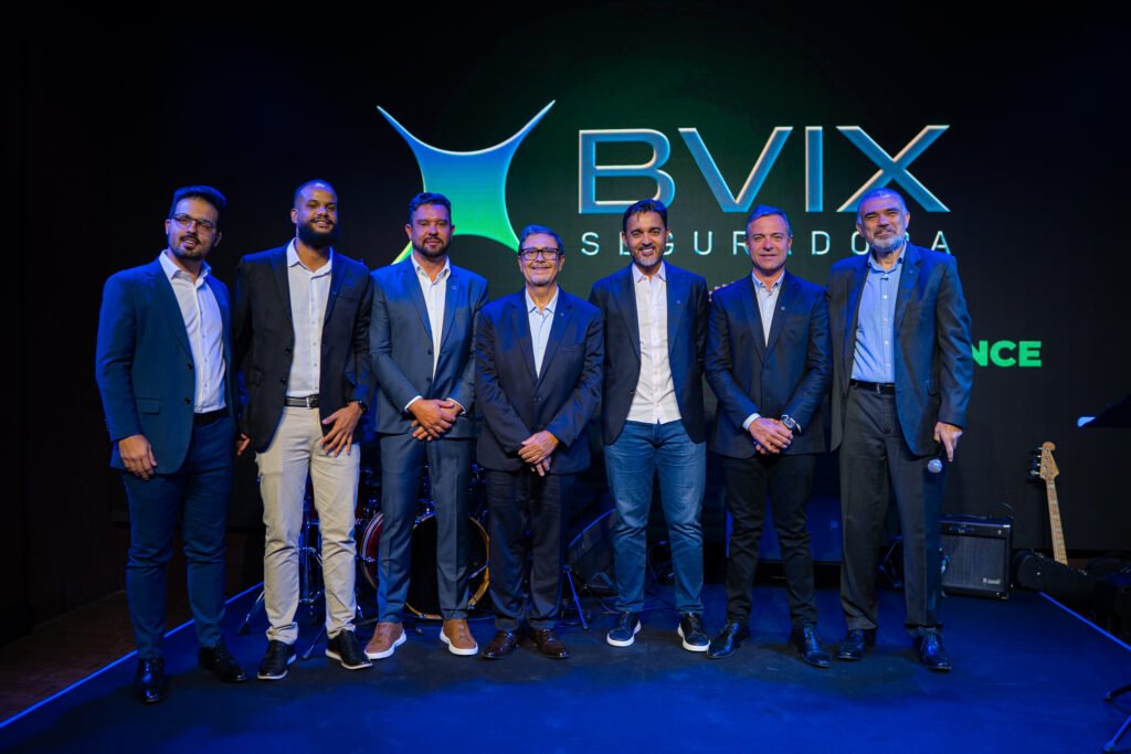 Foto: Da esquerda para direita: Matheus de Freitas, diretor administrativo da BVIX; Luis Artur, diretor financeiro e controller da BVIX; Marcelo Vieira, cofundador da BVIX; Edson Calheiros, CEO da BVIX; os irmãos Marlon e Edis Amaral, acionistas da BVIX; e Ed de Almeida Carlos, diretor de planejamento e comercial da BVIX na celebração do 1º aniversário da BVIX (*) Foto: Bona & Lovinne Produções