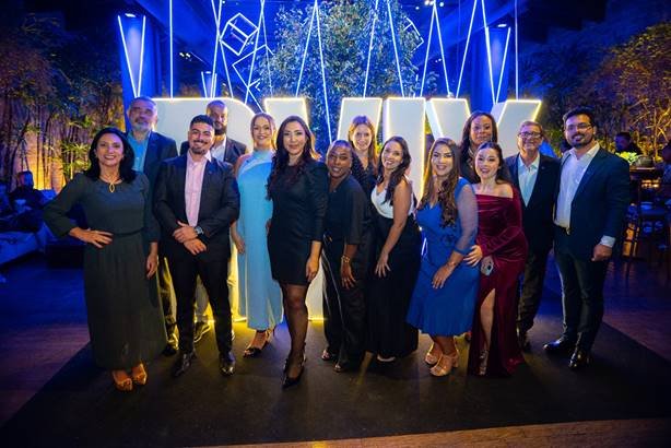 O staff da BVIX com as colaboradoras homenageadas. Da esquerda para direita: Valéria Nogueira, Paloma Palácio, Luciana Potente, Patricia Mariano, Bruna Oliveira, Irene Moura, Gracielle Silva, Bianca Sousa, Polyanna Almeida