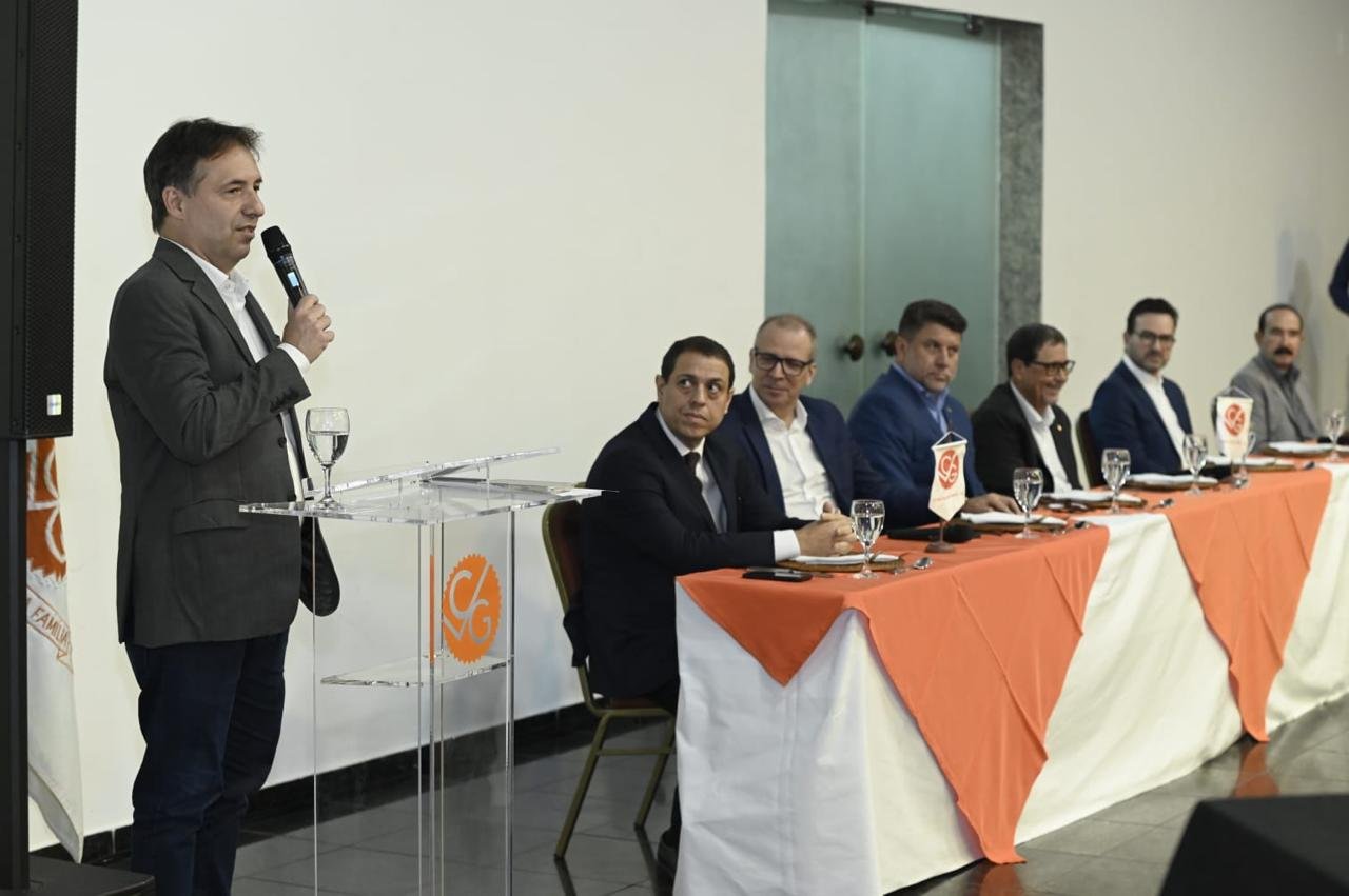 Da esquerda para a direita: Denis Morais, presidente da Fenacap; Marcelo Rocha, assessor do presidente da ENS; José Pires, diretor-presidente da Bradesco Capitalização; Octávio Perissé, presidente do Conselho Consultivo do CVG-RJ; Edson Calheiros, presidente do CVG-RJ; Luciano Graneto Vieira, diretor-presidente da Kovr Capitalização e Jorge Andrade, presidente da Capemisa Capitalização. Foto: Edilson Barbosa