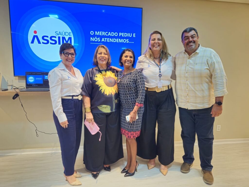 Da esquerda para a direita: Daniella Almeida, gestora comercial da ASSIM Saúde; Fátima Monteiro, presidente do CCS-RJ; Ana Gonçalves e Andréa Gomes, gestoras comerciais da ASSIM Saúde; Marco Aurélio Marques, diretor financeiro do CCS-RJ