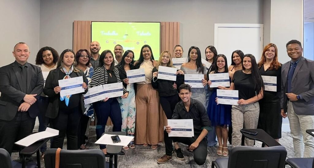 Foto: Participantes da turma mais recente da Academia de Vendas com os coordenadores do projeto