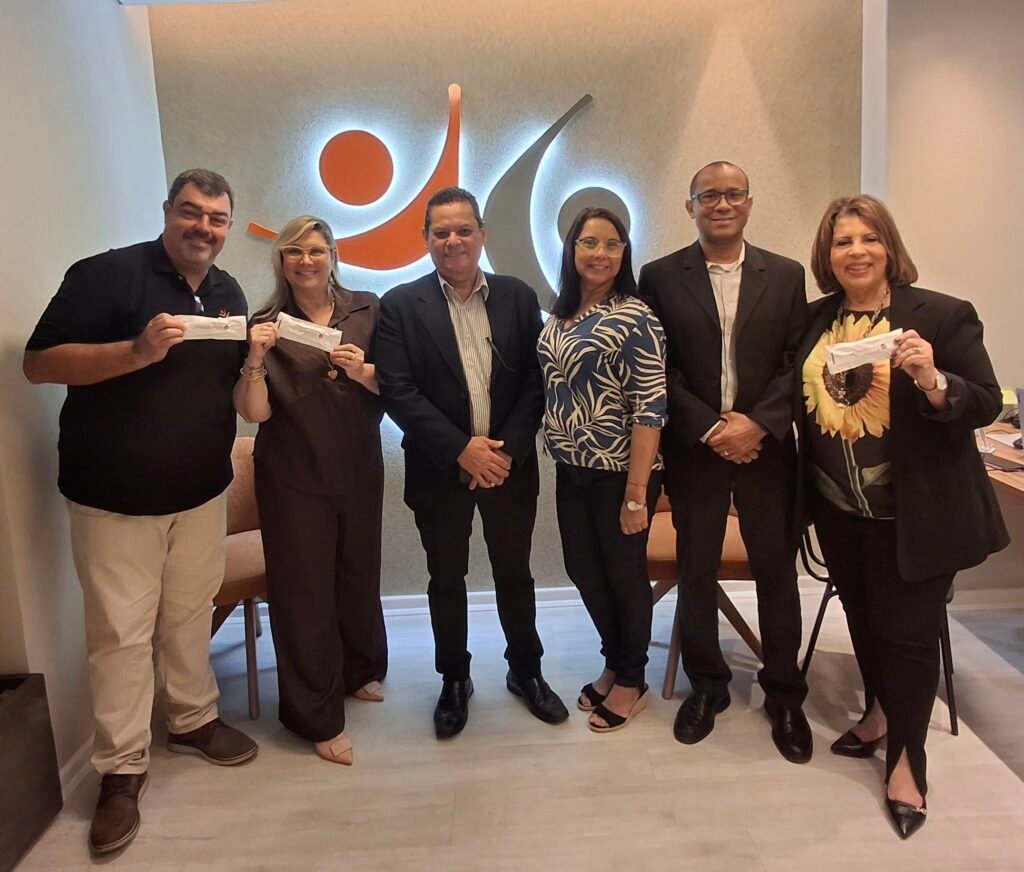 Da esquerda para a direita: Marco Aurélio Marques, diretor financeiro do CCS-RJ; Dayse Magesti, diretora administrativa do CCS-RJ; Renato Dias, gerente financeiro da Uniodonto Metropolitana; Andréia Ventura, gestora operacional da Uniodonto Metropolitana; Dr. Flávio Assis, CEO da Uniodonto Metropolitana e Fátima Monteiro, presidente do CCS-RJ.