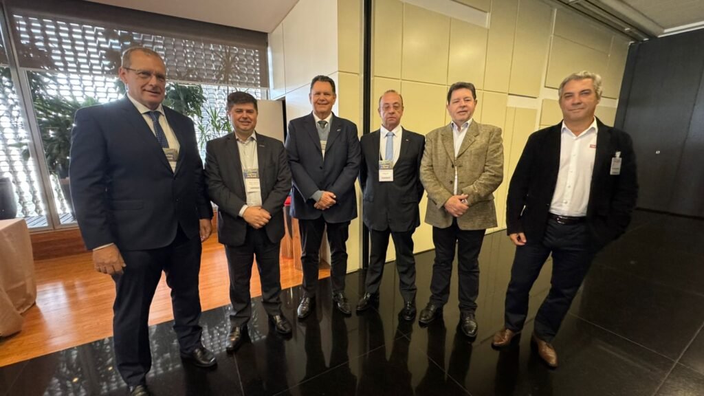 Foto (Da esquerda para a direita): José Alberto Panzan - Presidente do SINDICAMP; Marcelo Rodrigues - Presidente do SETCESP; Oswaldo Caixeta - Presidente da ABTLP; Vander Costa - Presidente da CNT; José Maria Gomes - Vice - Presidente da FETCESP e Alcides Braga - TruckVan.