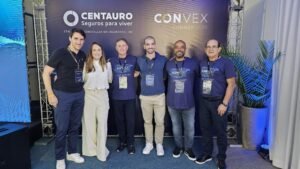 O CEO da STOA, Eduardo Marcellini, a executiva responsável pela filial Curitiba STOA, Thais Lemberg, o Presidente da Centauro, Ricardo Iglesias, o gerente Sênior de Projetos e Negócios da Centauro, Benedito Martins, e o Diretor Financeiro da Centauro, João Francisco